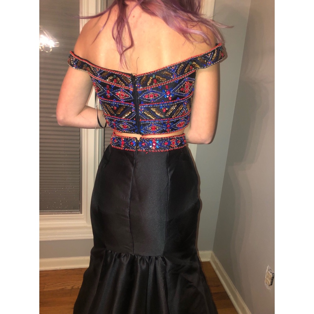 Flattering mermaid style prom dress!